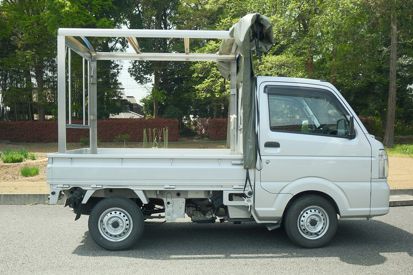 RV-1 軽トラック荷台用 フレーム&三開放幌 国産セットの積荷のフレームは軽い